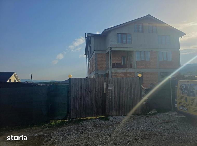 Casă cu 5 camere cu Teren 500 Mp în Central