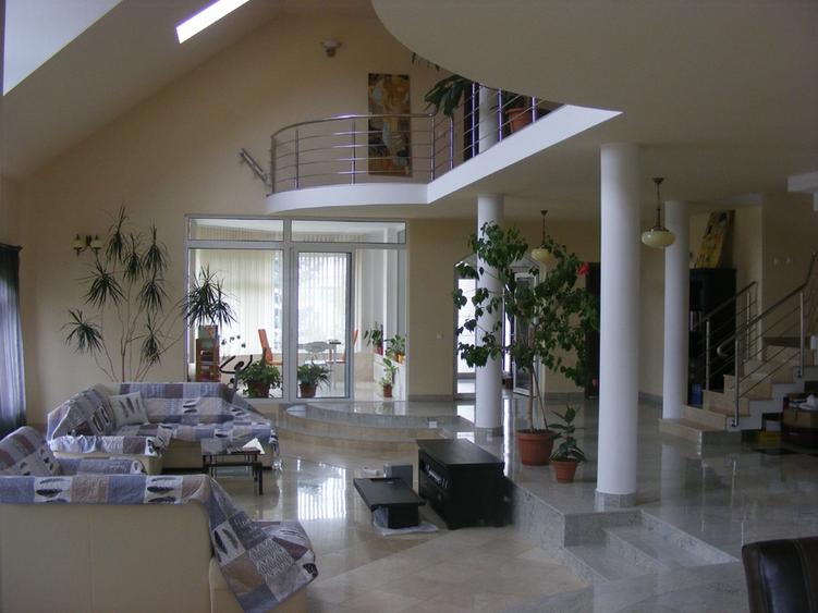 Vand casa lux,tip vila,Sangeorgiu de Mures,zona Apollo ,teren generos de 2200 mp - 3