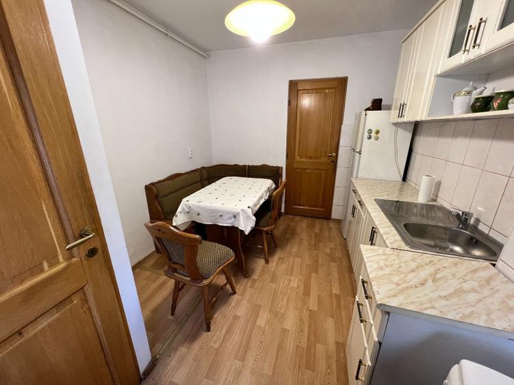 INCHIRIEZ apartament 4 camere decomandat, zona Vasile Aaron - 10