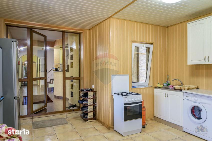 Vila spa?ioasa cu teren generos, gradina ?i anexe, Brane?ti - 16