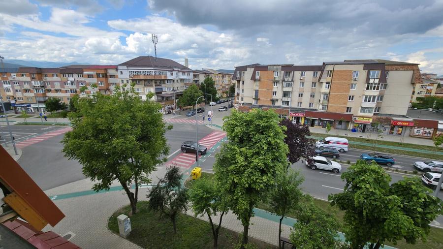 Apartament cu 4 camere decomandat în Tolstoi