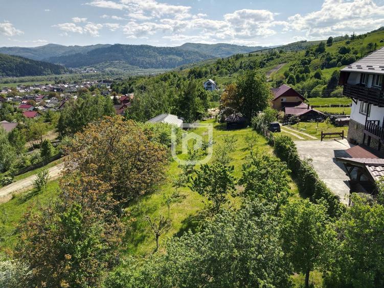 Casa bătrânească cu foișor și teren - 8
