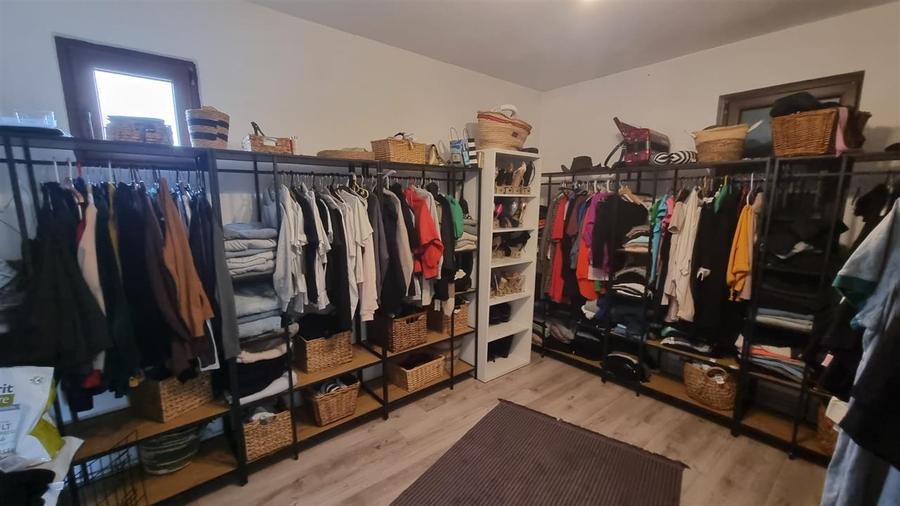 Casa de vanzare moderna cu costuri reduse, panouri solare si spatiu comercial in - 10