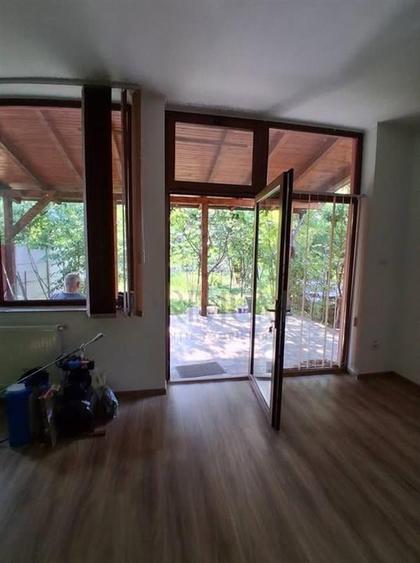 MEHALA - INDIVIDUALA - 5 CAM - 3 BAI - RENOVATA - CENTRALA - CURTE - 5