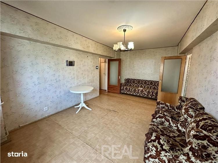 Apartament cu 3 camere semidecomandat în Apusului