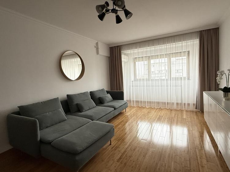 Apartament cu 3 camere semidecomandat, mobilat în Decebal