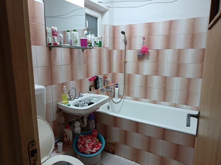Apartament cu 3 camere decomandat, mobilat în Titan