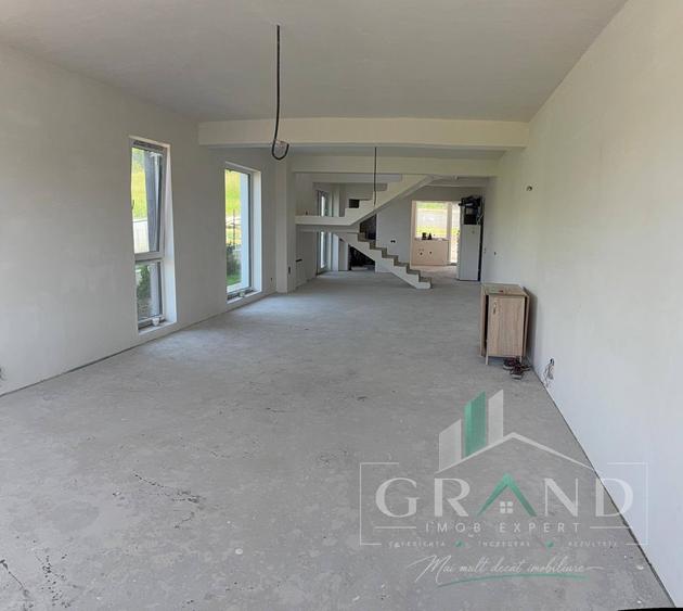 Duplex cu 4 camere cu Canalizare în Dâmbul Rotund