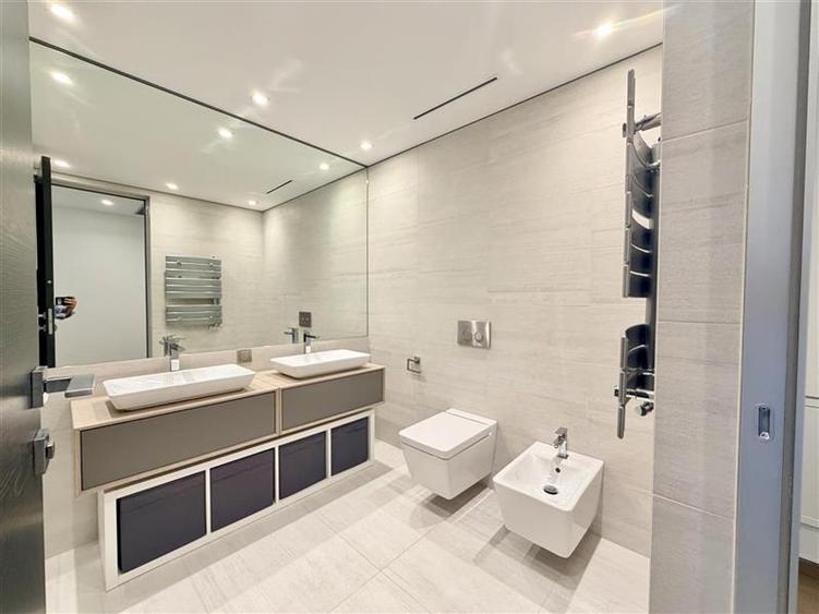Apartament cu 5 camere decomandat, mobilat în Primăverii