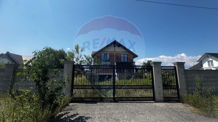 Casă cu 5 camere cu Teren 1000 Mp în Costâna