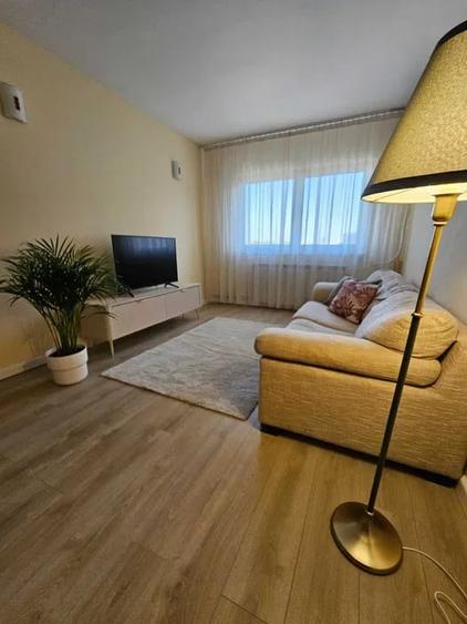 Apartament cu 3 camere semidecomandat, mobilat în P-ța Victoriei