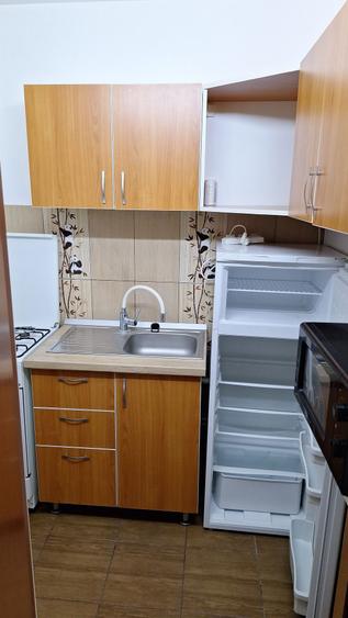 Inchiriez garsoniera in Alfa Arad cu parcare,caut o studenta serioasa. - 1