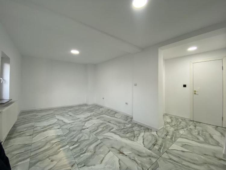 Casă la curte 260mp de vânzare Excelentă   Sălaj Bachus Sector 5  - 6