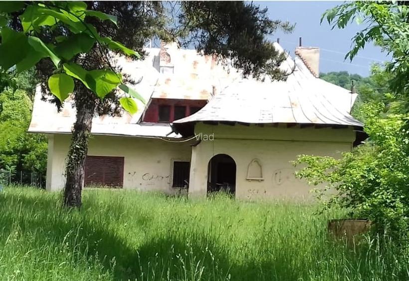 VILĂ INTERBELICĂ DEOSEBITĂ DE VÂNZARE – BREAZA, ZONĂ CENTRALĂ PE STINCA