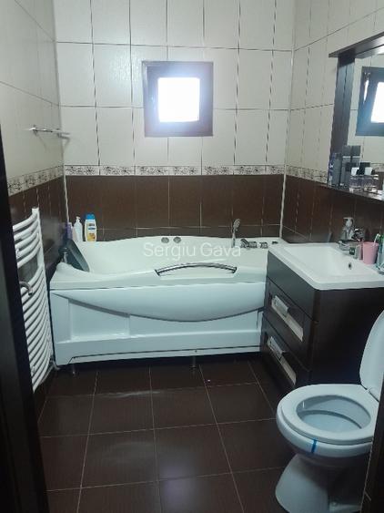 Vând apartament 3 camere 2 bai