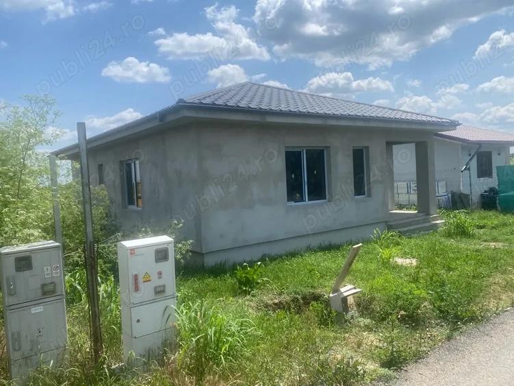 vand casa individula 3 camere baie bucatarie plus tereasa zona sintesti - 2