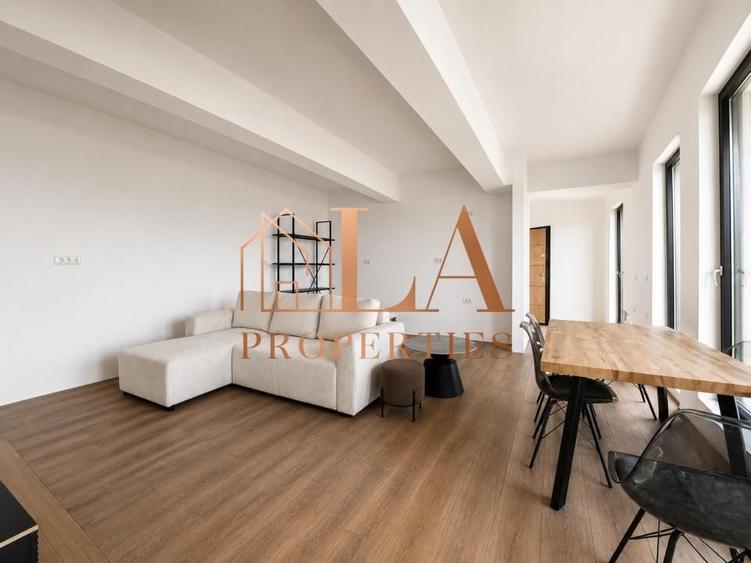 Penthouse cu 3 camere decomandat în Sud-Vest