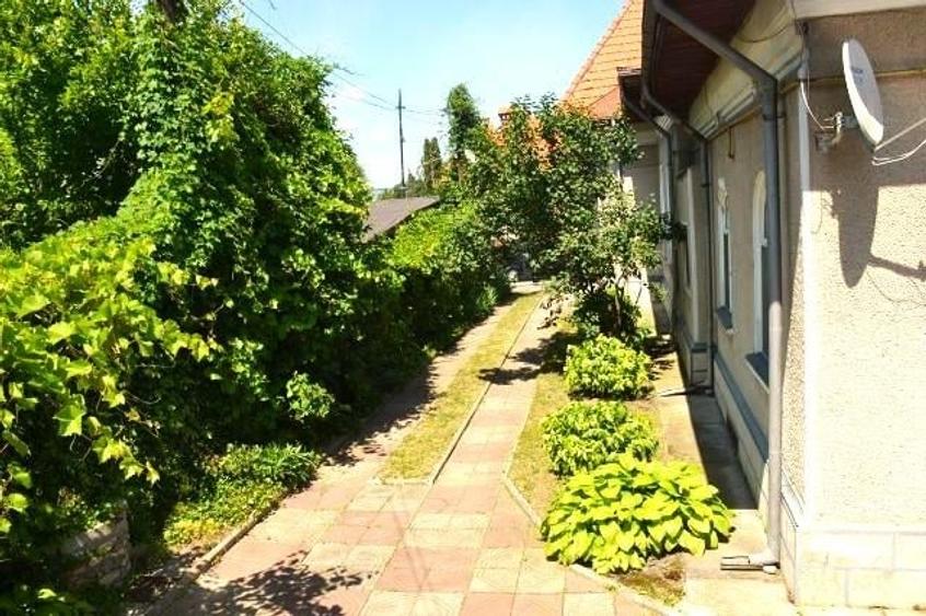 Casă individuală cu 6 camere cu Teren 800 Mp în Central