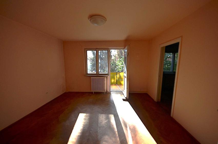 Apartament cu 3 camere semidecomandat în Dâmbu Pietros