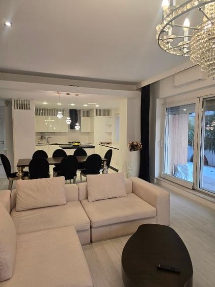 Apartament cu 5 camere decomandat, mobilat în Herăstrău