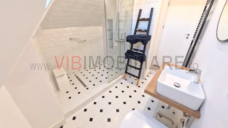 Apartament cu 3 camere semidecomandat, mobilat în Capitale
