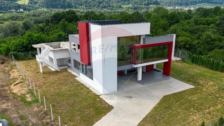 Casă cu Piscina în Bistrița