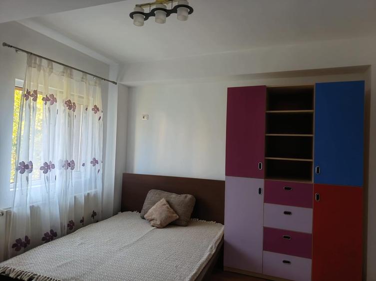 Apartament cu 3 camere semidecomandat în Militari