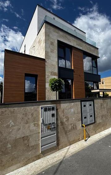 Apartament cu 3 camere semidecomandat în Andrei Mureșanu