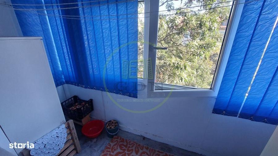 Apartament cu 3 camere semidecomandat în Rovine