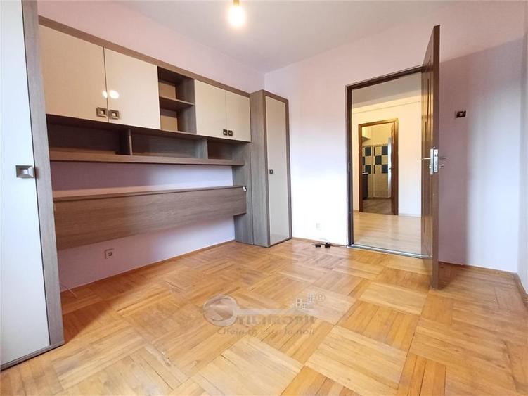 Apartament cu 4 camere decomandat în Nicolina