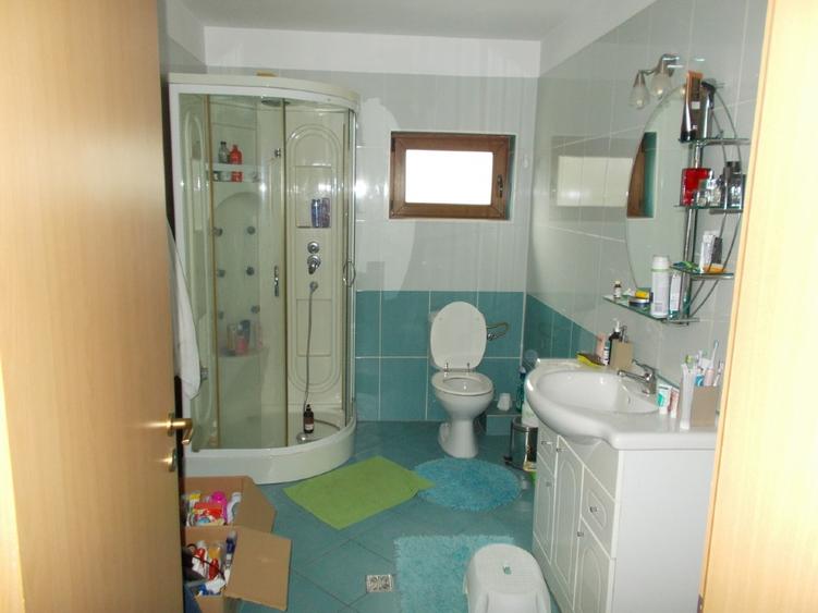 Casă individuală cu 5 camere cu Teren 430 Mp în Aradului