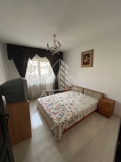 Apartament cu 3 camere semidecomandat în Aradului