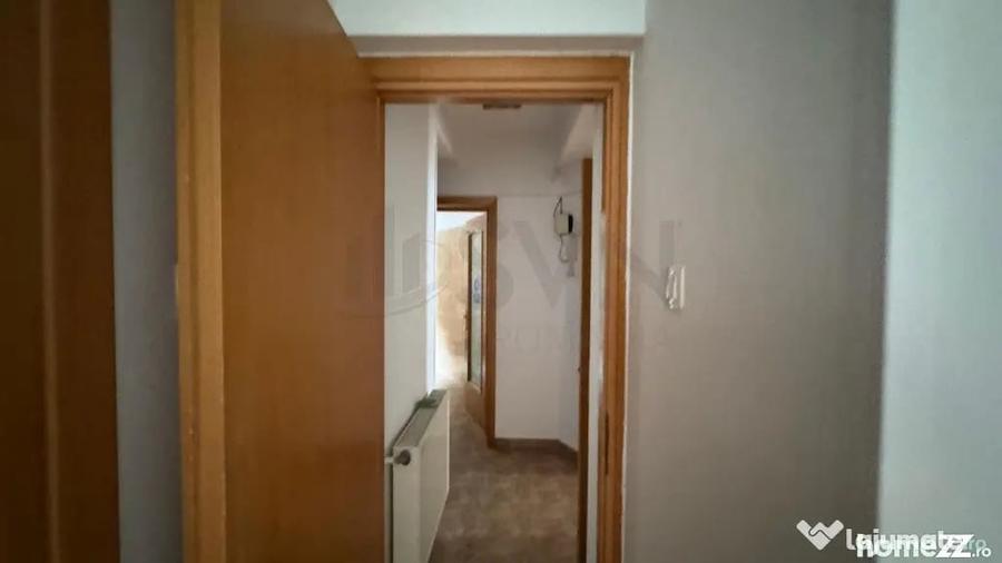 Casă cu 10 camere cu Teren 402 Mp în Lacul Tei