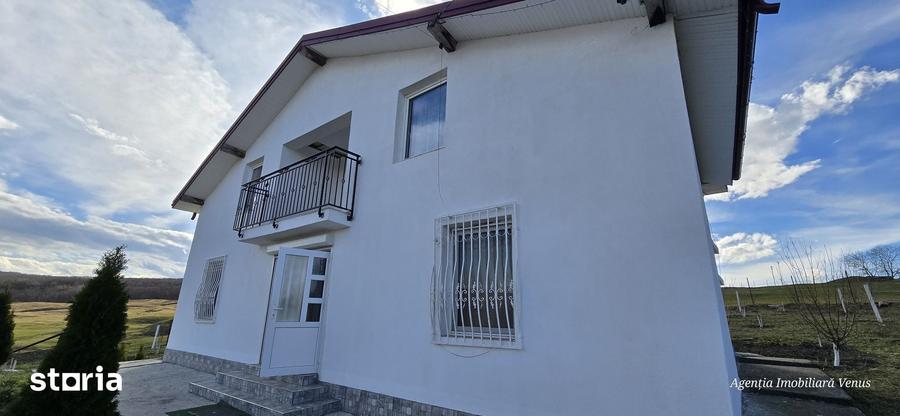 Casă cu 4 camere cu Teren 1400 Mp în Mihai Eminescu