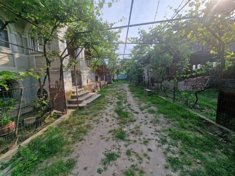 Casă individuală cu 5 camere cu Teren 5019 Mp în Plopu