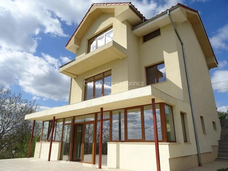 De vanzare casa cu panorama unica spre ora? la doar5 minute de centrul ora?ului ?i Aquaparcul Ninfea