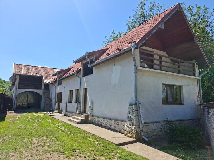 Casă individuală cu 3 camere cu Canalizare în Lăpușnic