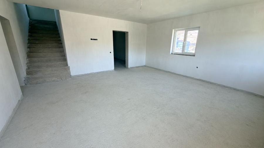 Casă cu 7 camere cu Teren 380 Mp în Poplaca