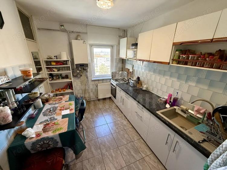Apartament cu 4 camere decomandat în Craiovița Nouă