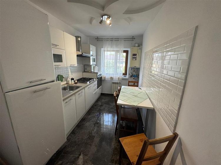 Apartament cu 3 camere decomandat, mobilat în Central