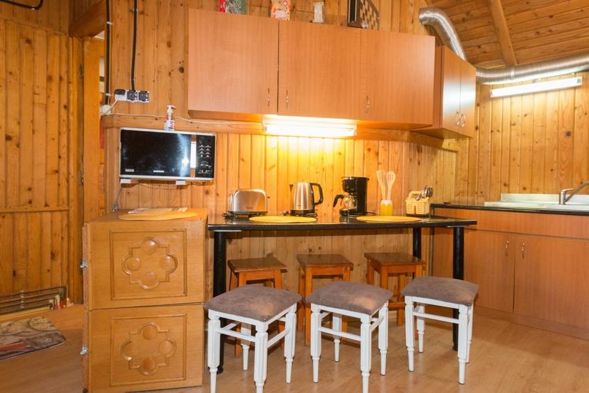 Apartament cu 3 camere semidecomandat, mobilat în Central