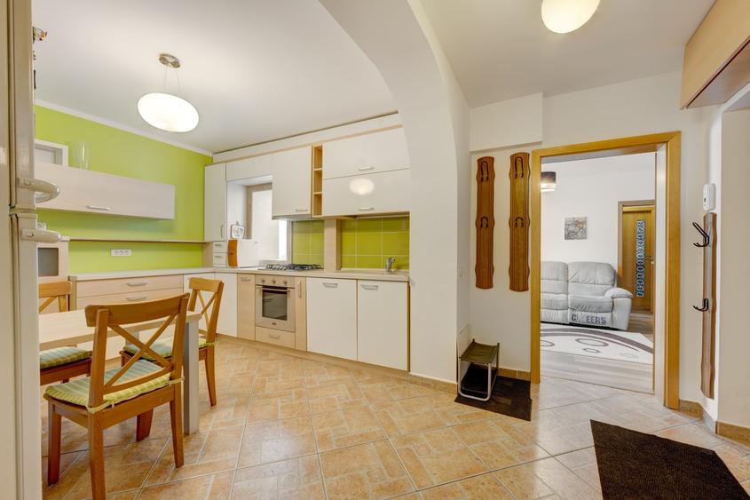 Apartament cu 3 camere semidecomandat, mobilat în Banu Manta