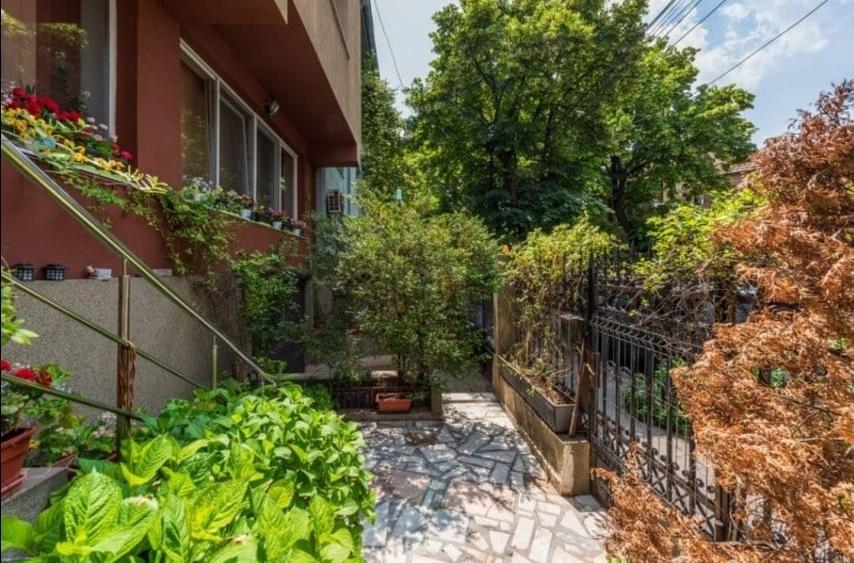 Casă cu 5 camere cu Garaj în Domenii