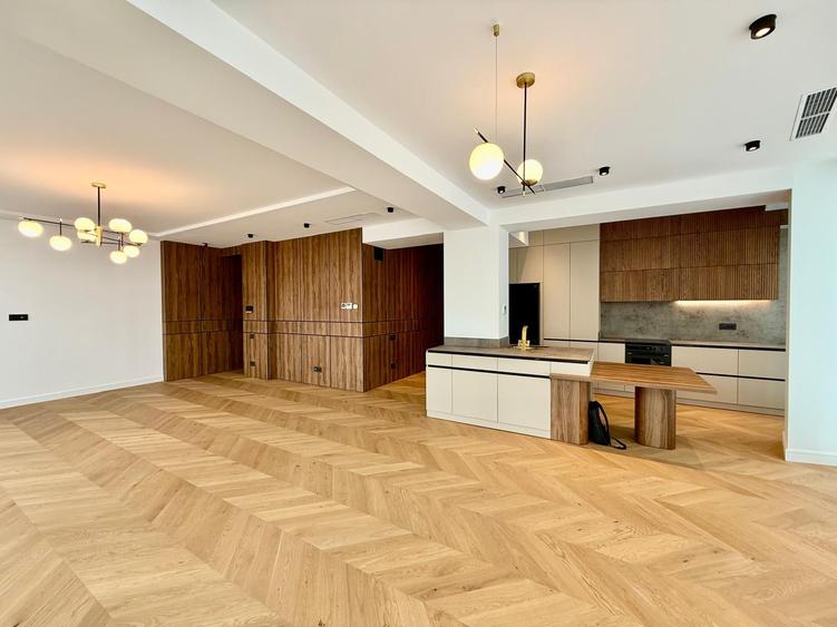 Penthouse cu 5 camere decomandat în Titulescu