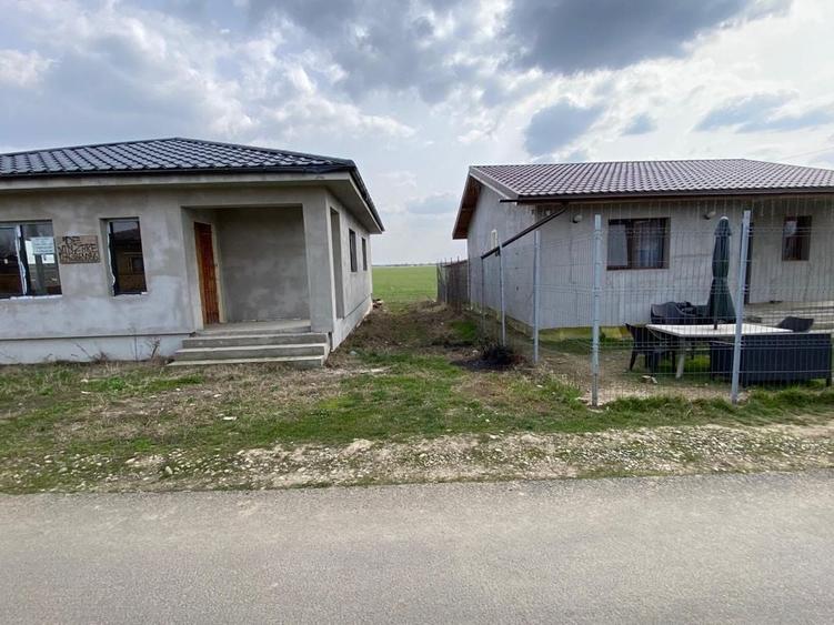 Casă cu 3 camere în Sintești