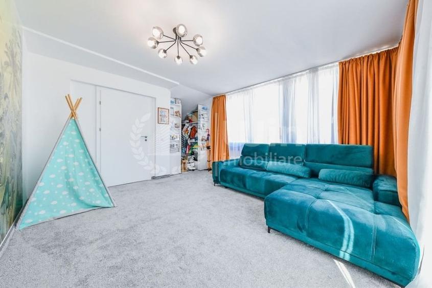 Penthouse cu 3 camere semidecomandat, mobilat în Bună Ziua
