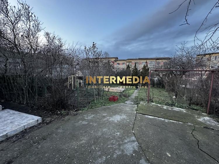 Casă individuală cu 7 camere cu Canalizare în Central