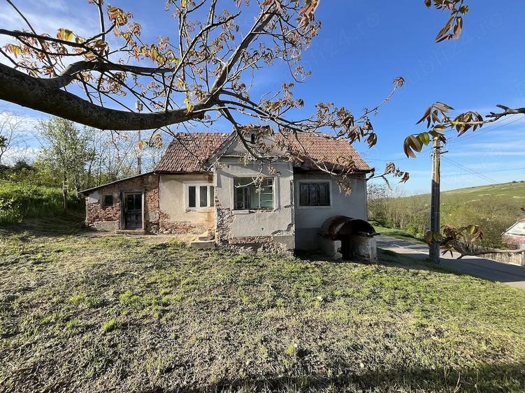 Casă cu 2 camere cu Teren 2500 Mp în Berghin