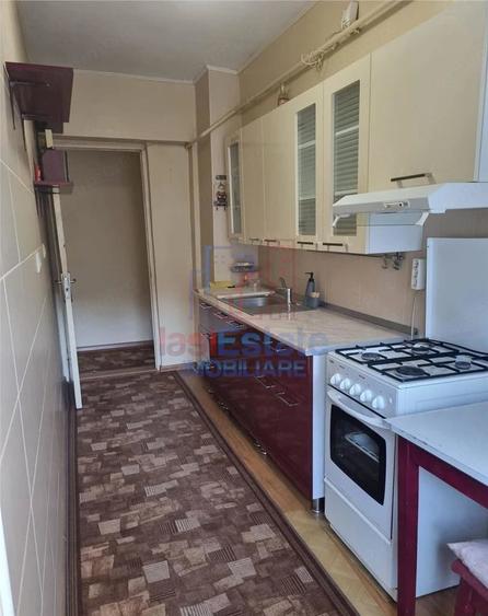Apartament cu 3 camere decomandat în Filiași