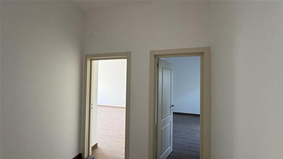 Inchiriere apartament ideal birou 3 camere decomandate renovat in Centru- zona R - 12